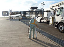 庄内空港滑走路の点検のための測量作業状況