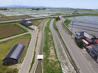 山形県庄内町の老朽化した用水路を改修する設計を行いました。